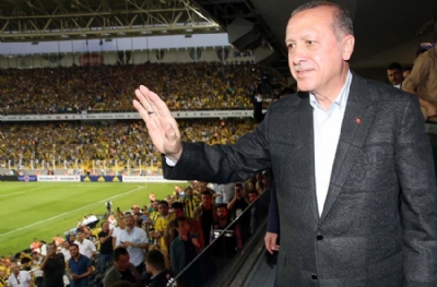 Fenerbahçeli Cumhurbaşkanı Erdoğan, Galatasaray atkısıyla 