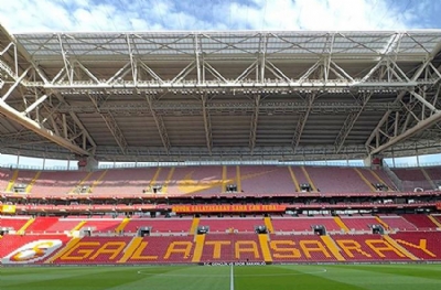 Galatasaray duyurdu! Yeni transferlere statta imza töreni