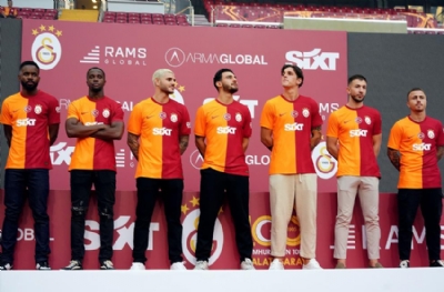 Galatasaray, yeni transferlerine imza töreni düzenledi