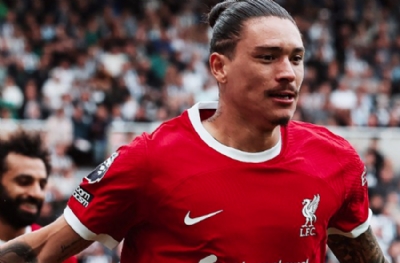 Liverpool 10 kişiyle 3 puanı aldı