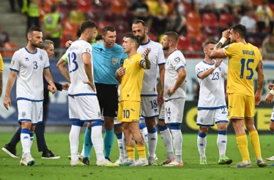 Maça 'Kosova Sırbistan'dır' pankartı damga vurdu! Kazanan Romanya