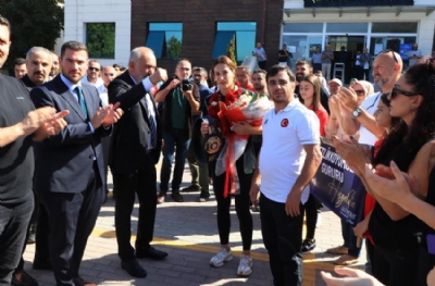 Dünya şampiyonu Çavuşoğlu, Yalova’da coşkuyla karşılandı