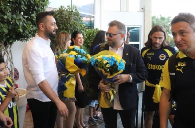 Fenerbahçe, Alanya'da çiçeklerle karşılandı