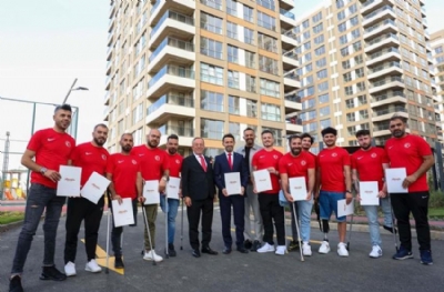 “Dünya Şampiyonu” futbolcuların evleri teslim edildi