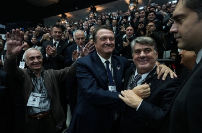Beşiktaş'ta seçim öncesi dostluk rüzgarı! Adalı ve Arat kucaklaştı