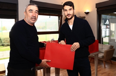 Beşiktaş yeni yılı kutladı! Uçar ve Aybaba'dan hediyeler 