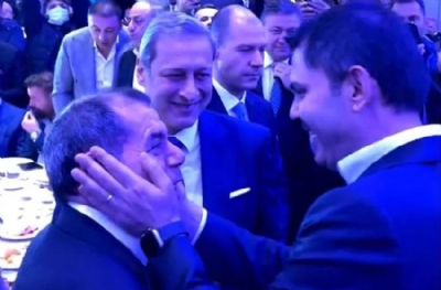 Dursun Özbek'le Murat Kurum'un arasından su sızmıyor! Kafasını avuçlarına aldı