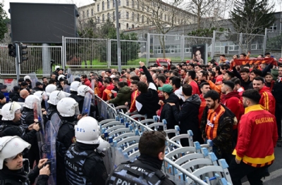 Derbi öncesinde sürpriz gerginlik! Galatasaray taraftarları polisle çatıştı