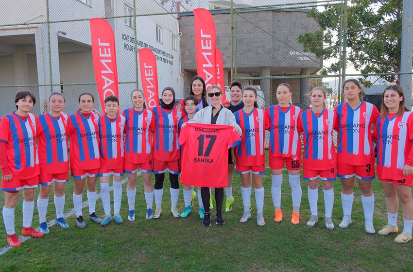 Dardanel Kadın Futbol Takımı’na Şahika Ercümen Desteği