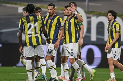 Penaltılar için 'şükür namazı' Fenerbahçe, Galatasaray'ın 10 puan gerisinde