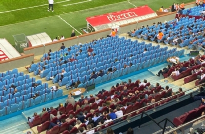 Rezaletin bini bir para! Protokol tribününden Trabzonspor taraftarına cam şişe fırlatıldı