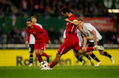 Milli takım 6 gol yedi! Türkler ile Avusturyalılar kavga etti, yaralanan Suriyeli oldu