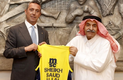 Katarlı Şeyh Fenerbahçe'yi almaya geldi! Ali Koç kendisine forma hediye etti