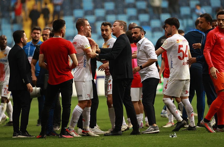 Adana Demirspor-Kayserispor maçının ardından tribünlerde gerginlik yaşandı