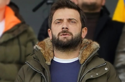 Rakip fanatik Galatasaraylı Murat Özkaya'nın yedek üyesi Mahmut Türkoğlu
