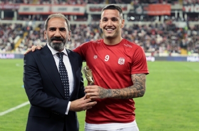 Sivasspor'un yıldızı Rey Manaj'a ödül