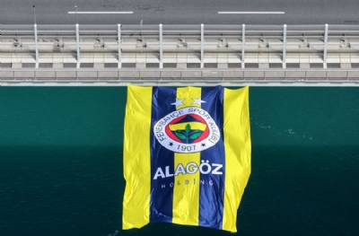 4 kupalı şampiyonun bayrağı köprüde