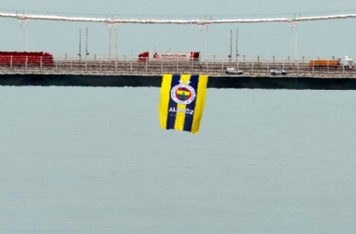 Fenerbahçe Alagöz bayrağı boğaz köprüsüne asıldı