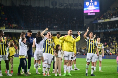 'Bütün aşklar yalan dolan' Fenerbahçeliler derbi zaferini doyasıya kutladı