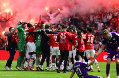 Hollanda'nın en büyüğü PSV! 25. kez şampiyon