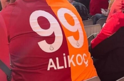 Galatasaray taraftarı karşılaşmayı Ali Koç formasıyla izledi