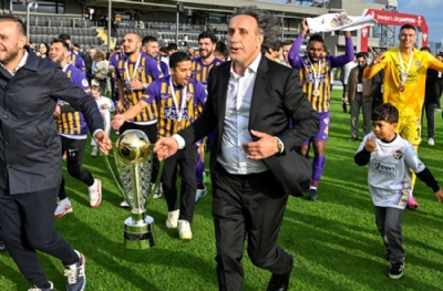 Eyüpspor Başkanı Murat Özkaya, aslanlı Galatasaray tişörtüyle derbiye geldi