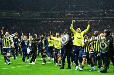Dünya derbiyi konuşuyor! Fenerbahçe'nin galibiyetini görmeden kavgayı yazdılar