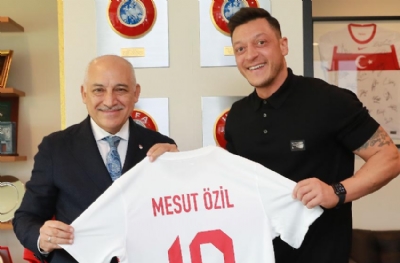 Mesut Özil'den Mehmet Büyükekşi'ye ziyaret