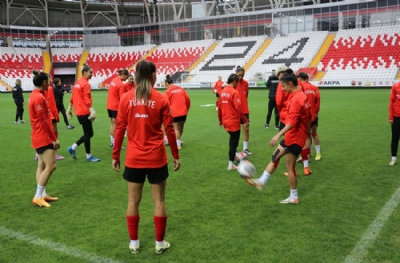 A Milli Kadın Futbol Takımı, Azerbaycan maçı hazırlıklarını sürdürdü
