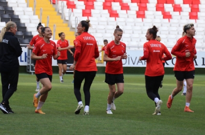 Milliler tam kadro çalıştı