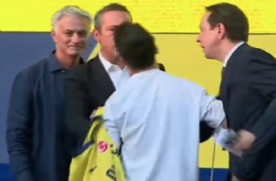 Sahneye atlayan taraftar Mourinho ve Ali Koç'a sarıldı