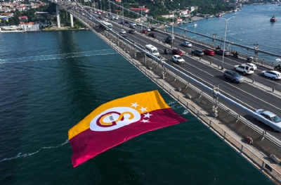 Galatasaray bayrağı Boğaz'da 