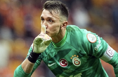 Muslera, Galatasaray'ın teklifini reddetti! Uruguaylı kalecinin sürpriz kararı 