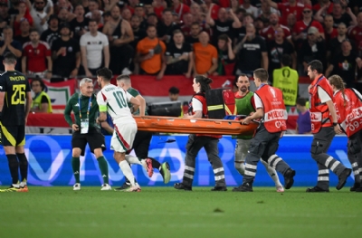 Euro 2024'te yürekler ağızlara geldi! Macar oyuncu sahadan ambulansla götürüldü