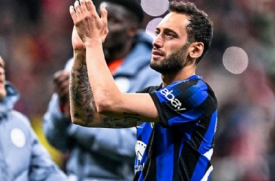 Hakan Çalhanoğlu, Inter'de kalacağını açıkladı