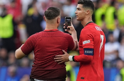 Ronaldo, selfiecileri parayla tuttu! Türkçe bilmeyen Türkiye formalılar