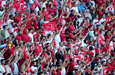 'Bozkurt selamı' paranoyaya dönüştü! Türk kökenliler ön safta!