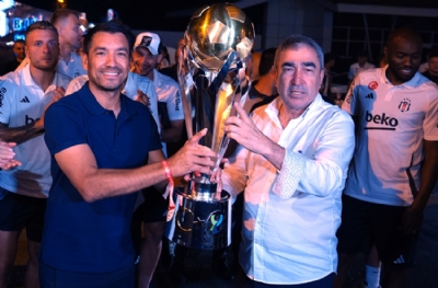'Galatasaray'a 5 atmak bizi kandırmasın' van Bronckhorst uyardı