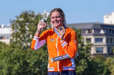 Maraton yüzme kadınlarda altın madalya Sharon van Rouwendall'ın