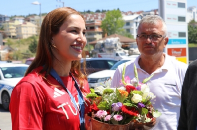 Buse Tosun Çavuşoğlu'na çoşkulu karşılama