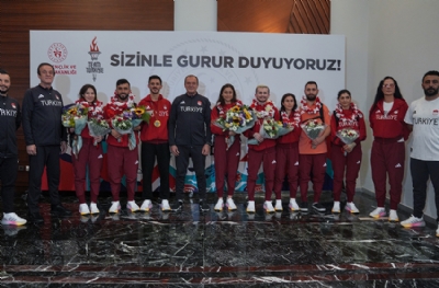 Paris'te mücadele eden Para Tekvando Milli Takımı yurda döndü