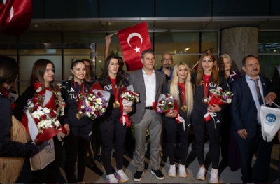 Golbol Kadın Milli Takımı çiçeklerle karşılandı