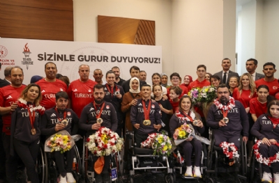 'Tarih yazan' sporcular Türkiye'ye döndü