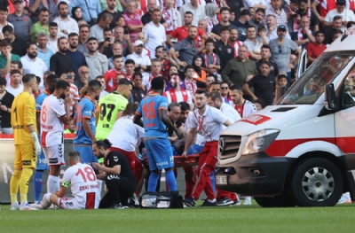 Samsunspor-Göztepe maçında yürekler ağza geldi! Isaac Solet ile Zeki Yavru çarpıştı