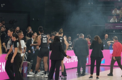 Yine derbi yine olay! Yarıda kalan Fenerbahçe - Beşiktaş maçı ertelendi