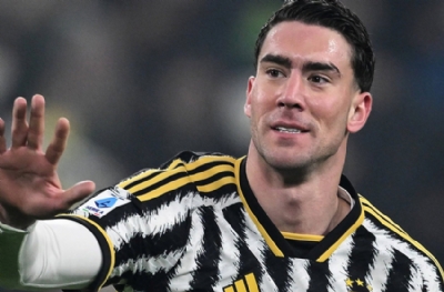 Juventus Vlahovic'u bırakmıyor