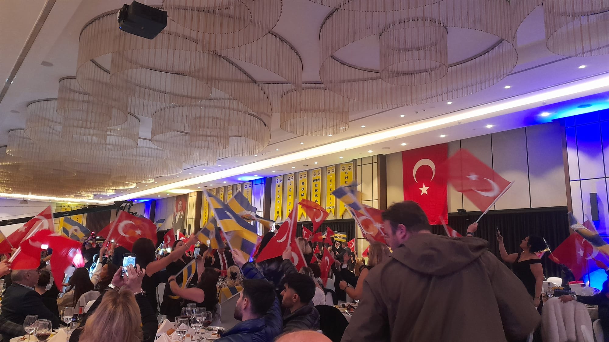 FENERBAHÇELİ İŞ İNSANLARI DERNEĞİNDEN MUHTEŞEM CUMHURİYET BALOSU