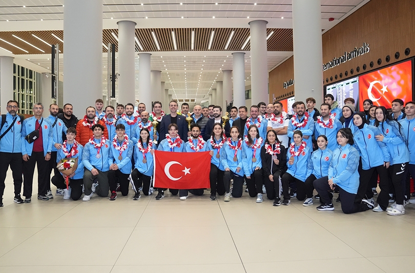 Şampiyon tekvandocular yurda döndü