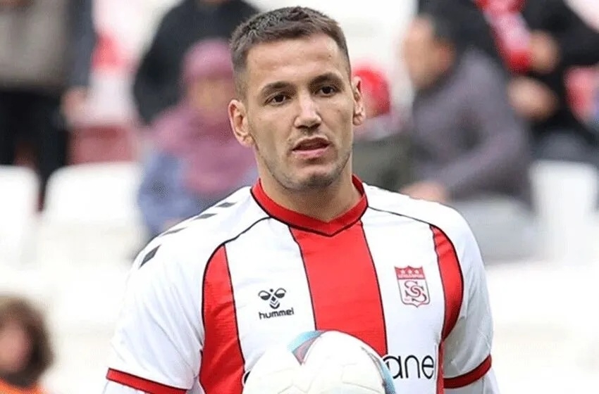 Rey Manaj havuza daldı