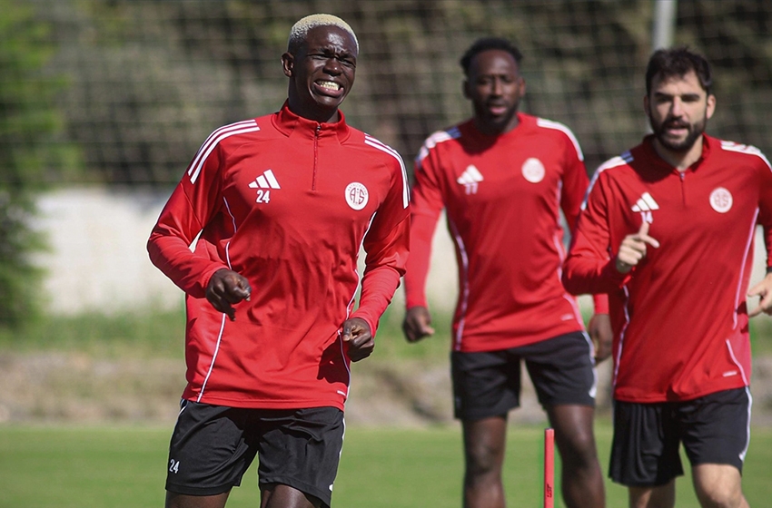 Antalyaspor'da Erol Bulut ilk antrenmanına çıktı